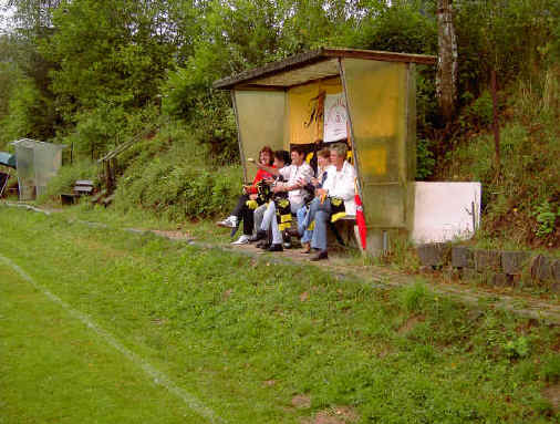 Freuten sich �ber den zweiten Saisonsieg , der Fanclub um den neu 50er - Sportheimmanagerin Gaby Scholz ! Herzlichen Gl�ckwunsch !