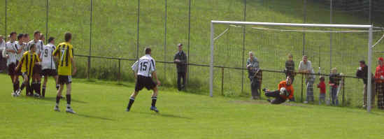 SV- Keeper Kolb sichert einen Freisto� von Paus !