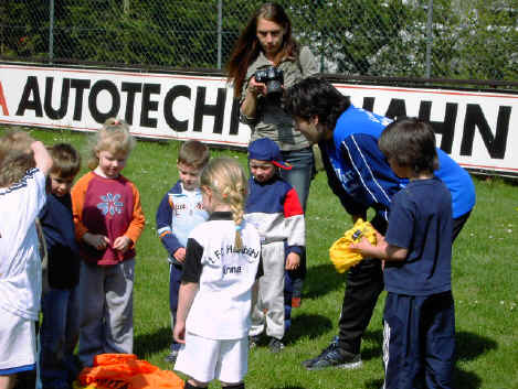 In der Mitte das gr��te Talent des 1.FC Hainb�hl !  Anna