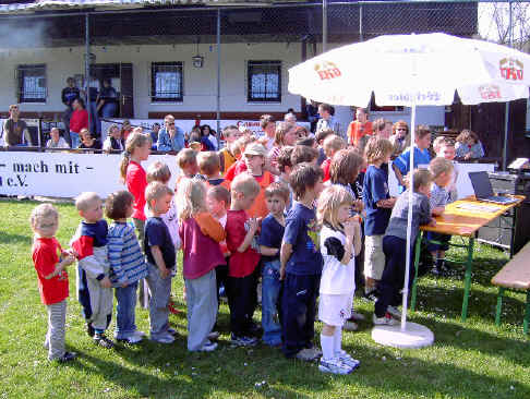 Auf geht�s zu Bratwurstbon und T-Shirt